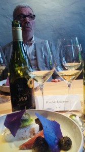 Harold bij de palinglunch aan LingeWit Cuvee Barrique Betuws Wijndomein