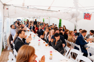 Dineren aan lange tafels met je gasten top je trouwdag Dineren aan lange tafels tijdens je huwelijk